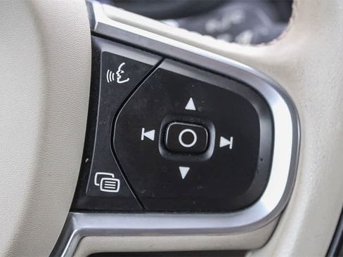 Used 2020 Volvo XC60 T5 Momentum w/ Protection Package Premier image 31