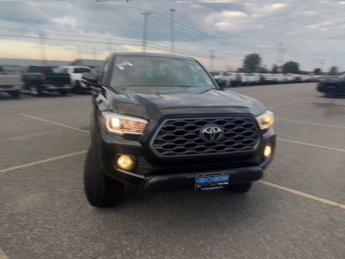 Used 2020 Toyota Tacoma TRD Off-Road w/ Blackout Package AWD/4WD image 3