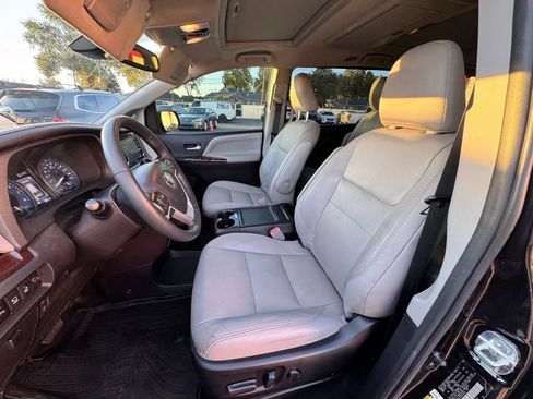 Used 2019 Toyota Sienna Limited Premium image 11