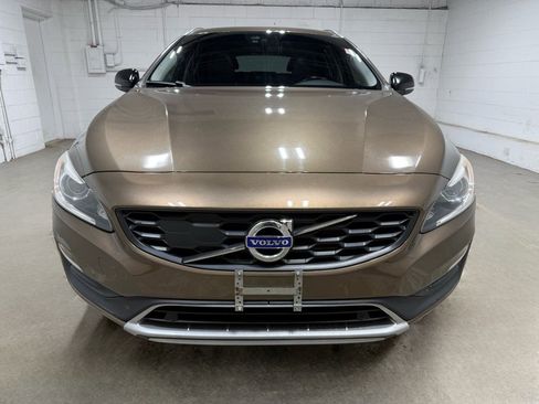 Used 2018 Volvo V60 T5 Cross Country Platinum image 2