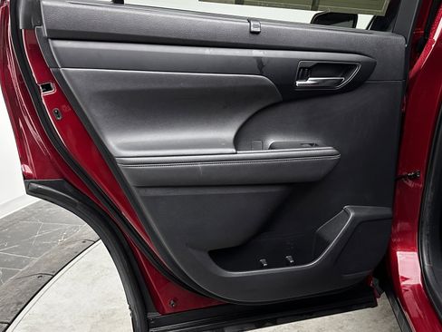 Used 2020 Toyota Highlander XLE image 22