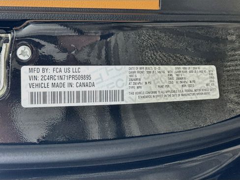 Used 2023 Chrysler Pacifica Pinnacle FWD image 35