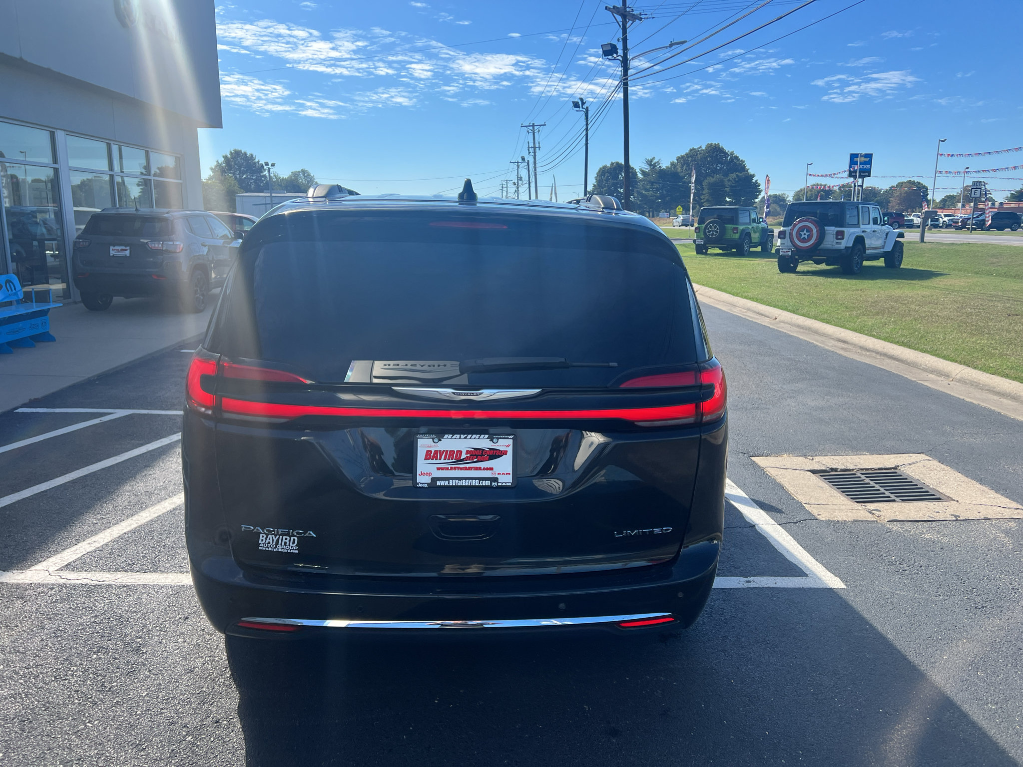 Used 2023 Chrysler Pacifica Limited FWD image 10