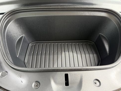 Used 2025 Tesla Model Y Long Range RWD image 45