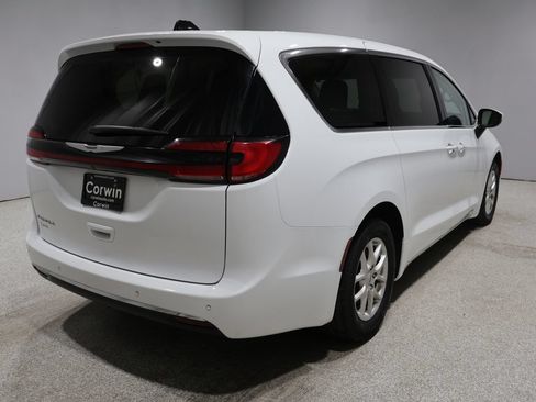 Used 2023 Chrysler Pacifica Touring-L FWD image 2
