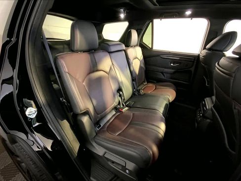 Used 2025 Honda Pilot Black Edition image 23
