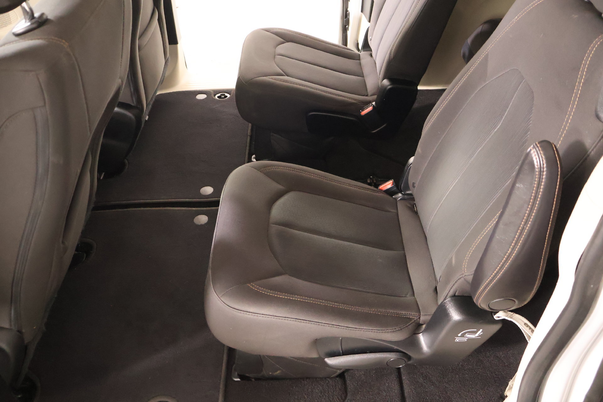 Used 2018 Chrysler Pacifica Touring Plus w/ Tire & Wheel Group FWD image 11