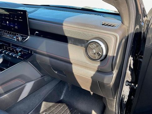 Used 2025 Chevrolet Colorado Z71 w/ Technology Package image 28