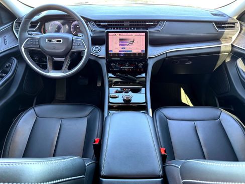 Used 2023 Jeep Grand Cherokee Limited w/ Black Appearance Package image 20