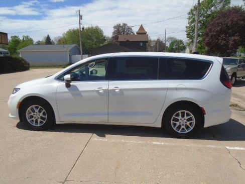 Used 2023 Chrysler Pacifica Touring-L FWD image 9
