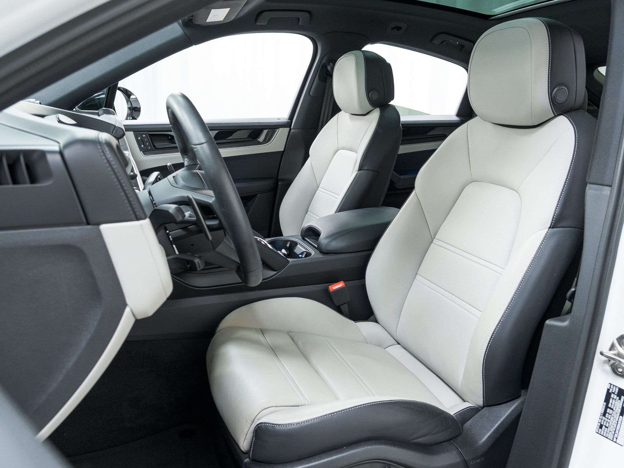 Used 2025 Porsche Cayenne S AWD/4WD image 16
