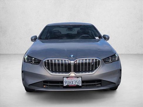 Used 2025 BMW i5 eDrive40i w/ Premium Package image 2