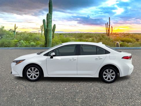 Used 2025 Toyota Corolla LE image 3