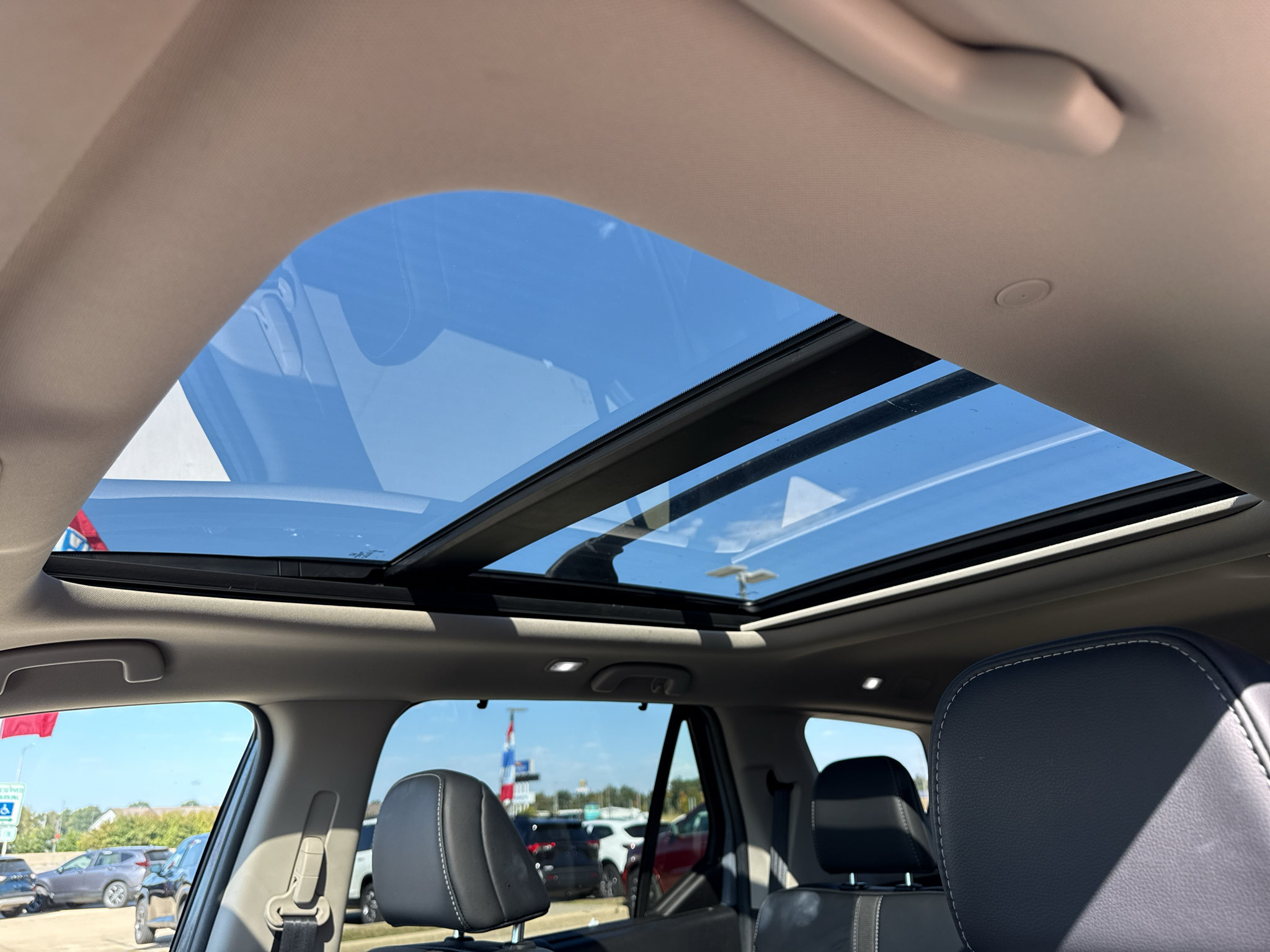 Used 2025 Honda Pilot Touring image 13