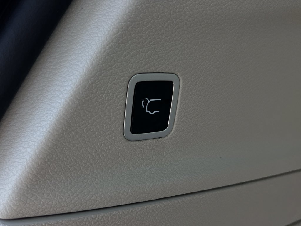 Used 2021 Chrysler Pacifica Limited w/ Uconnect Theater Family Group FWD image 23
