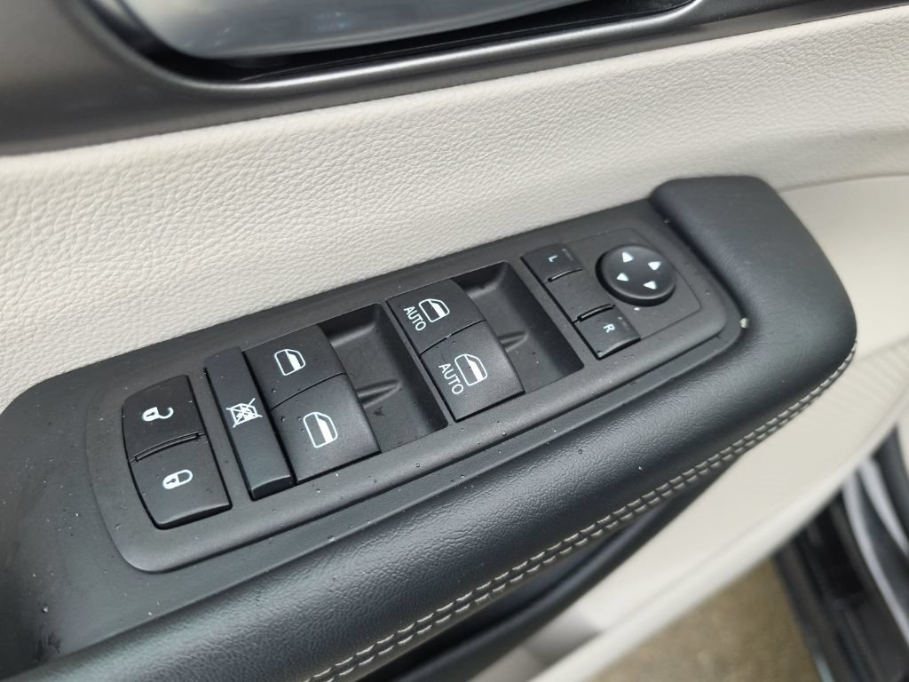 Used 2024 Chrysler Pacifica Touring-L FWD image 25