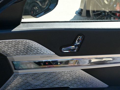 Used 2023 BMW 760i xDrive w/ Executive Package image 61