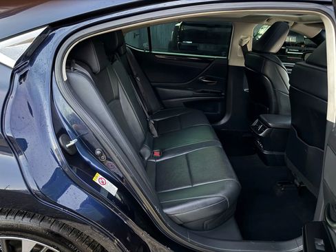 Used 2019 Lexus ES 300h w/ Premium Package image 17