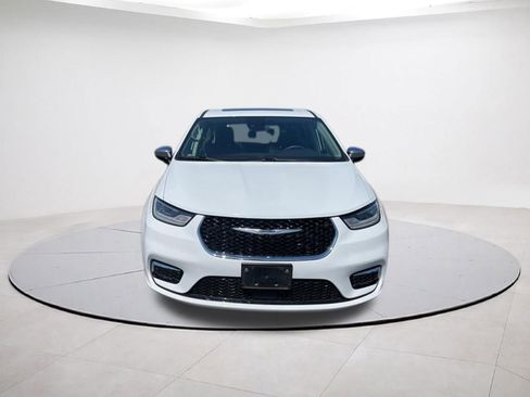 Certified 2023 Chrysler Pacifica Limited FWD image 2