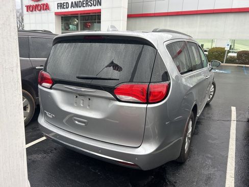 Used 2017 Chrysler Pacifica Touring-L image 6