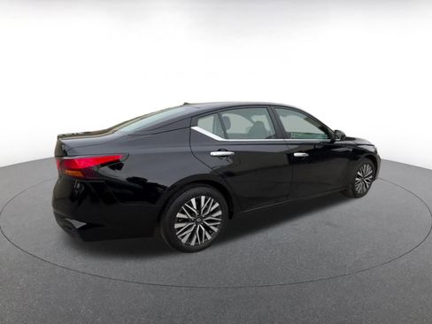 Used 2025 Nissan Altima 2.5 SV image 14