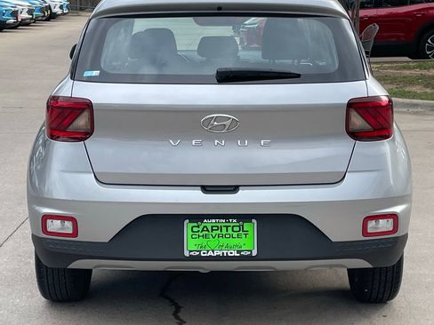Used 2025 Hyundai Venue SEL FWD image 5