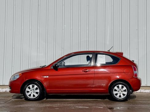 Used 2010 Hyundai Accent GS image 2