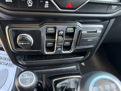 Used 2023 Jeep Gladiator Sport AWD/4WD image 23