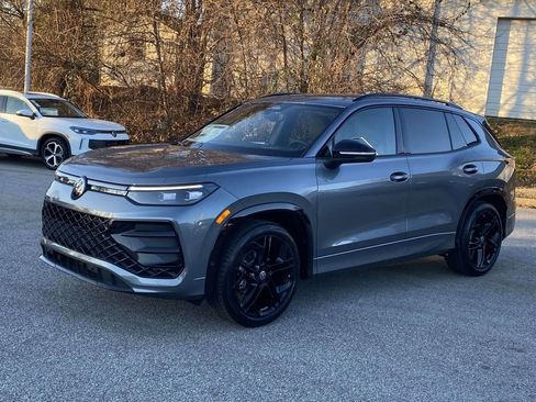 New 2026 Volkswagen Tiguan SE R-Line FWD image 3