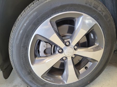 Used 2019 Jeep Cherokee Limited image 31