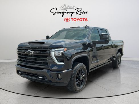 Used 2025 Chevrolet Silverado 2500 High Country w/ High Country Premium Package AWD/4WD image 3