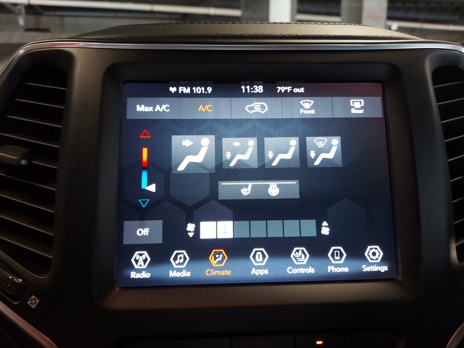 Used 2022 Jeep Cherokee Latitude AWD/4WD image 17