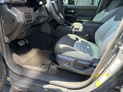 Used 2025 Toyota Tacoma TRD Sport image 9