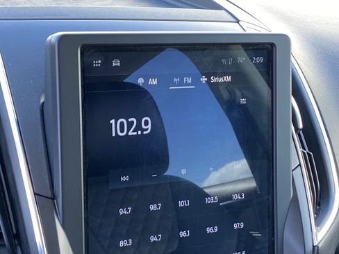 Used 2024 Ford Edge Titanium image 19