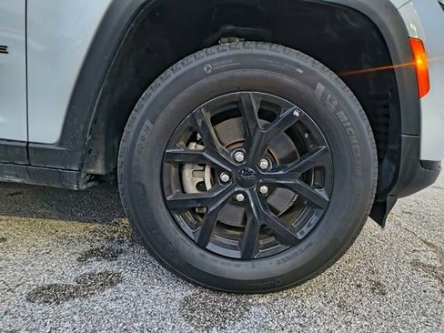 Used 2024 Jeep Grand Cherokee L Laredo image 30