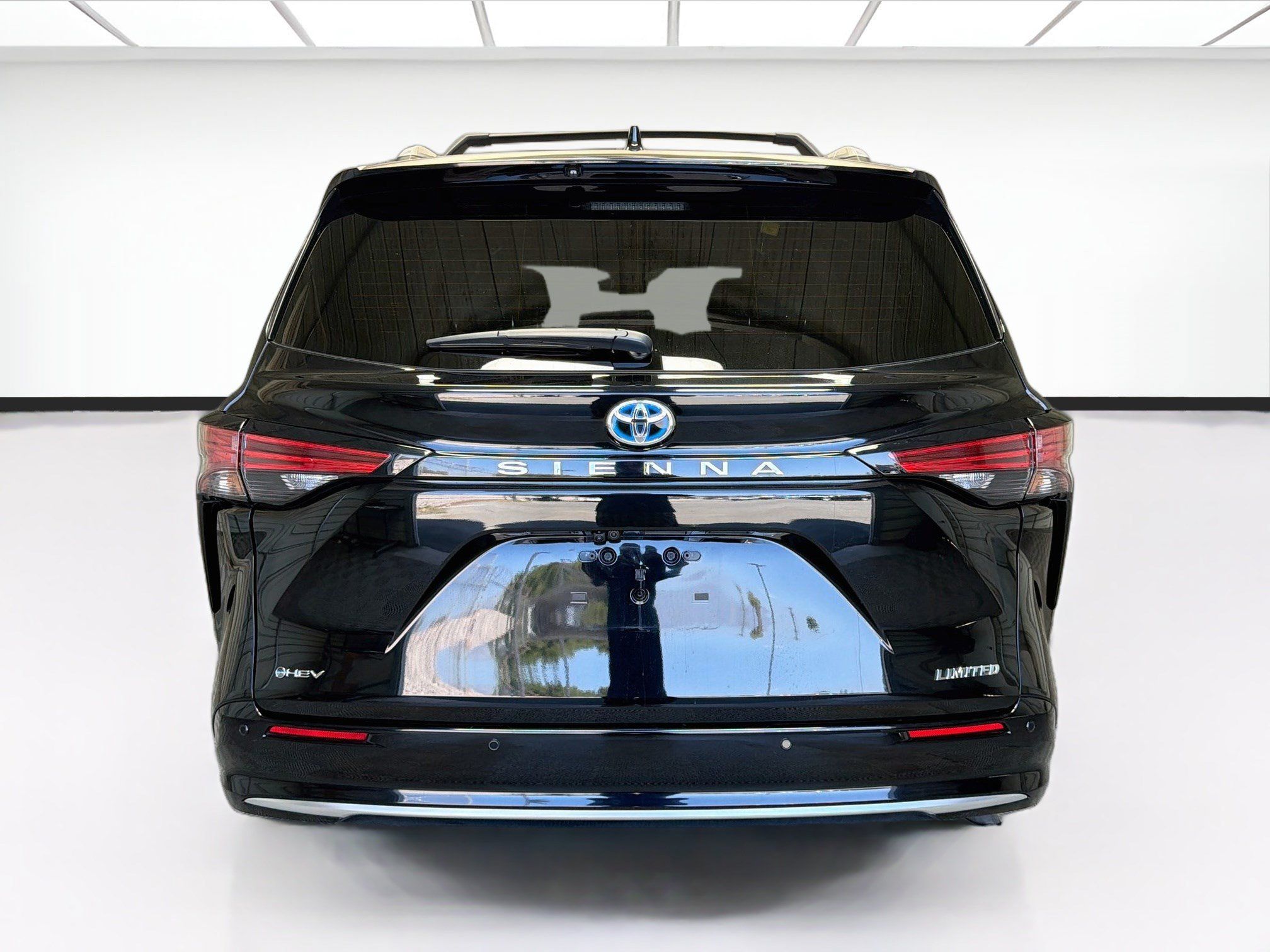 Used 2025 Toyota Sienna Limited FWD image 5