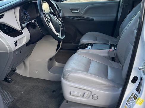 Used 2019 Toyota Sienna XLE w/ Protection Package FWD image 9