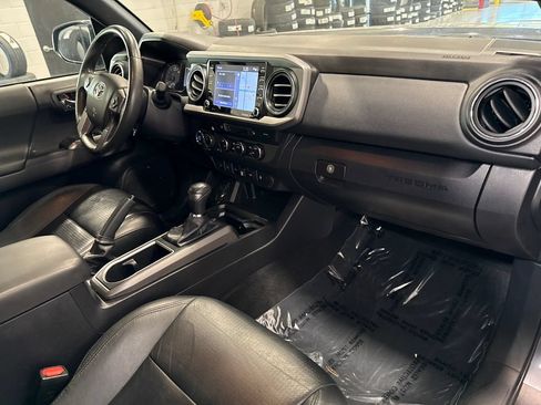 Used 2022 Toyota Tacoma TRD Off-Road w/ TRD Premium Off Road Package AWD/4WD image 17