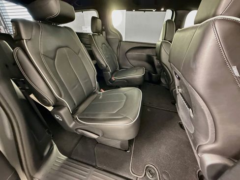 Used 2024 Chrysler Pacifica Limited w/ S Appearance Package FWD image 27