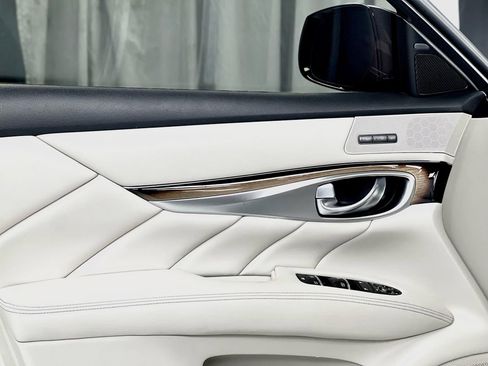 Used 2015 INFINITI Q70 L 5.6 w/ V8 Deluxe Technology Package image 36