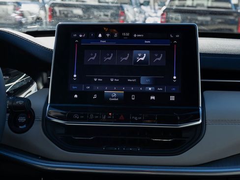 Used 2026 Jeep Compass Limited image 23