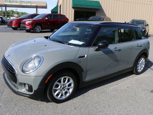 Used 2017 MINI Cooper Clubman FWD image 1