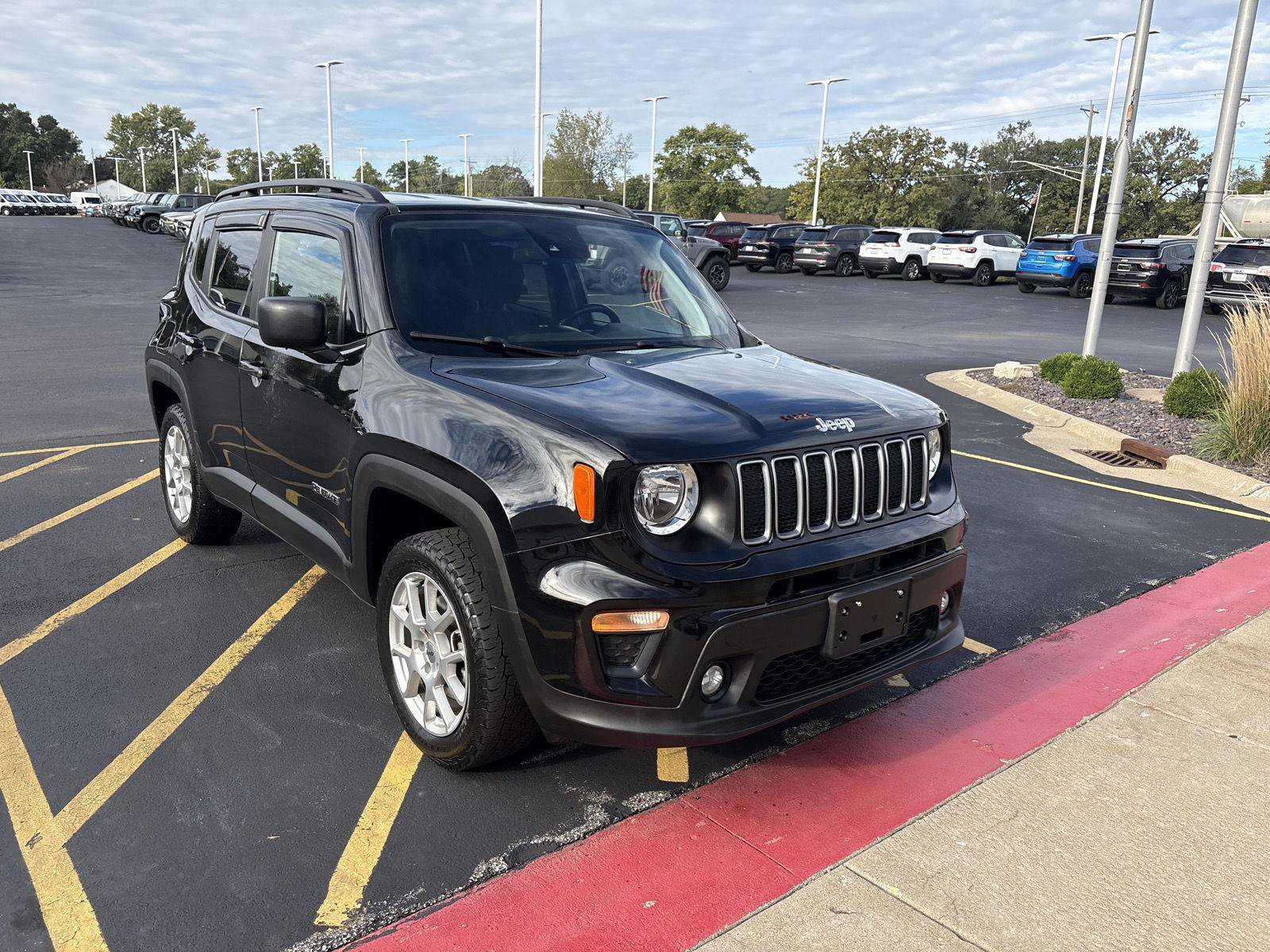 Used 2022 Jeep Renegade Latitude AWD/4WD image 3