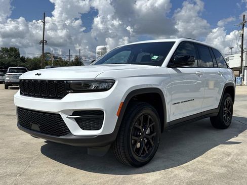 New 2025 Jeep Grand Cherokee Altitude image 3
