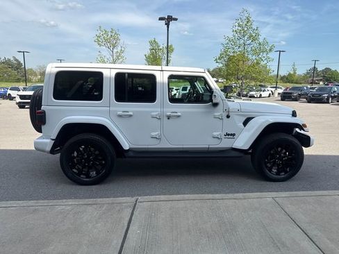 Used 2022 Jeep Wrangler Unlimited Sahara AWD/4WD image 5