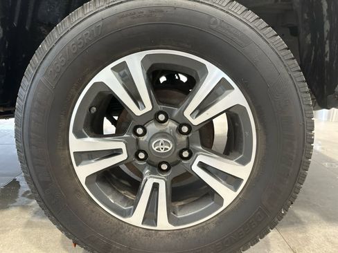 Used 2018 Toyota Tacoma TRD Sport image 6