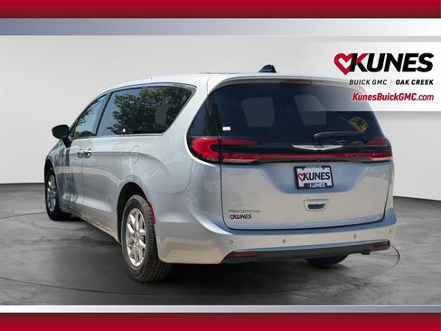 Used 2024 Chrysler Pacifica Touring-L FWD image 8