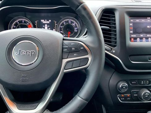 Used 2019 Jeep Cherokee Latitude Plus FWD image 24