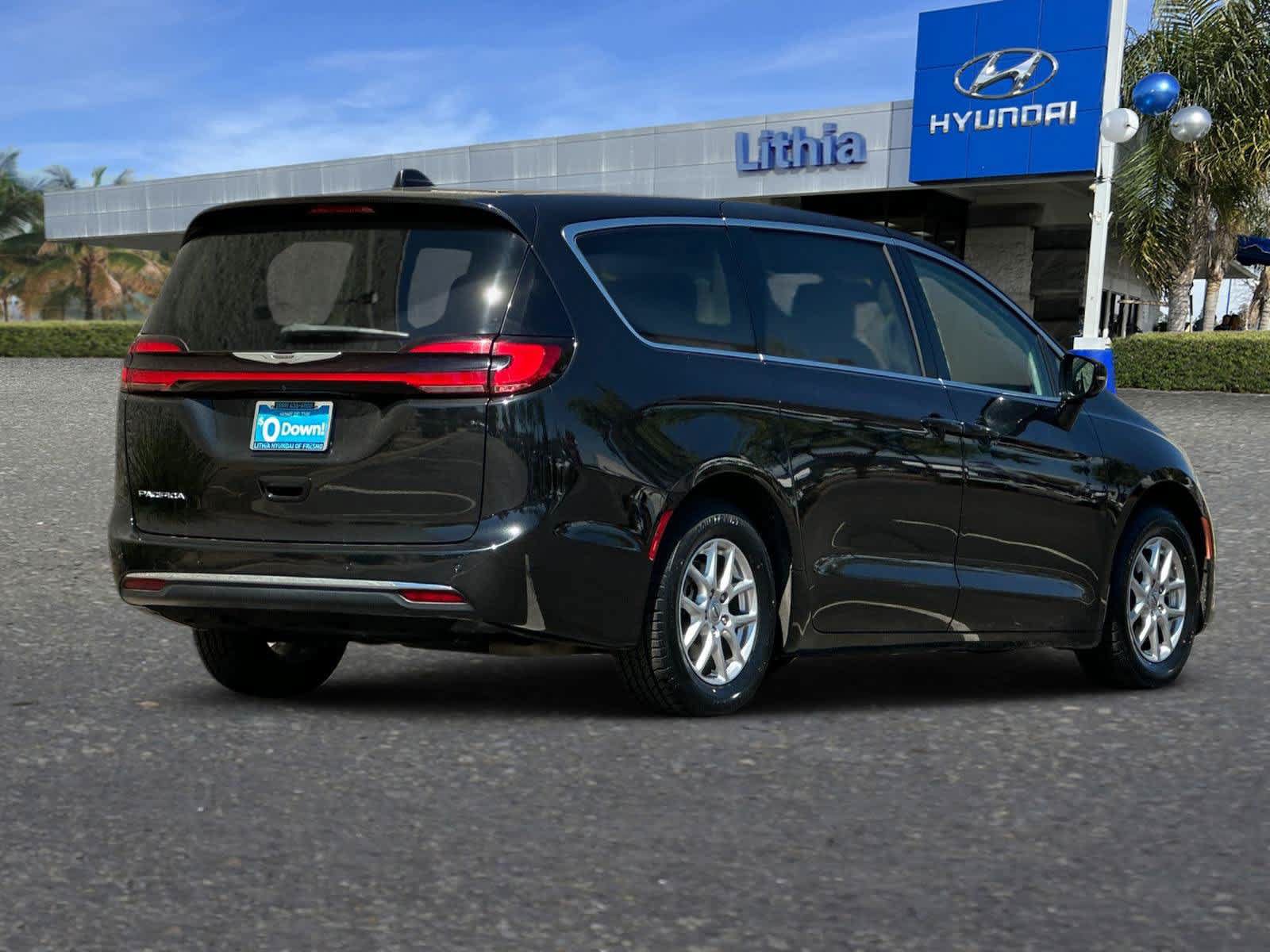Used 2024 Chrysler Pacifica Touring-L FWD image 3