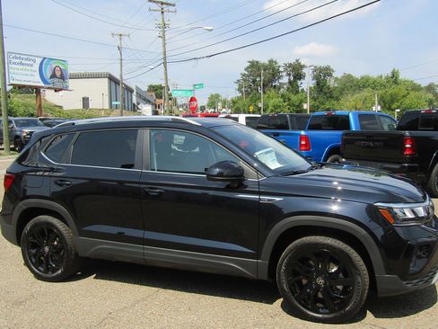 New 2024 Volkswagen Taos SE image 6